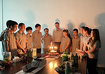  Superpack Personalabteilung hielt eine Geburtstagsfeier für Mitarbeiter, die ihre Geburtstag im April